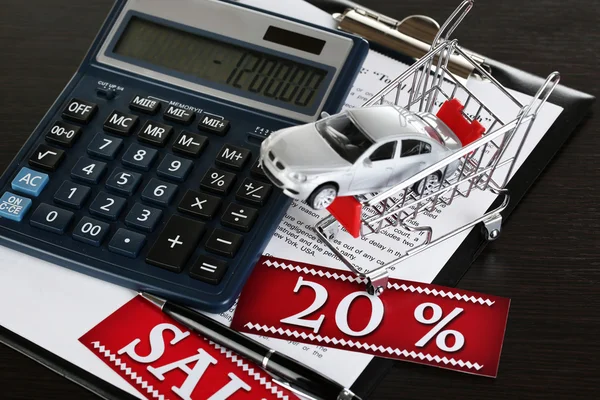 Tablet, calculadora e carro de brinquedo na mesa de close-up — Fotografia de Stock