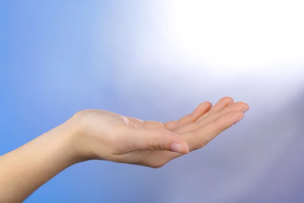 Mano femenina sobre fondo colorido — Foto de Stock