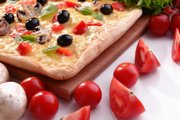 Beyaz zemin üzerine lezzetli ev yapımı pizza — Stok fotoğraf