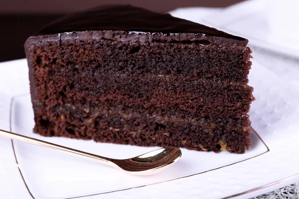 Pedaço de bolo de chocolate no prato branco, close-up — Fotografia de Stock