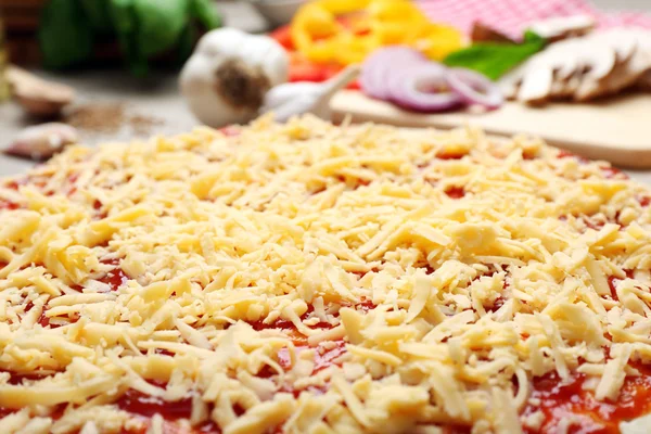 RAW pizza på bordet på nära håll — Stockfoto