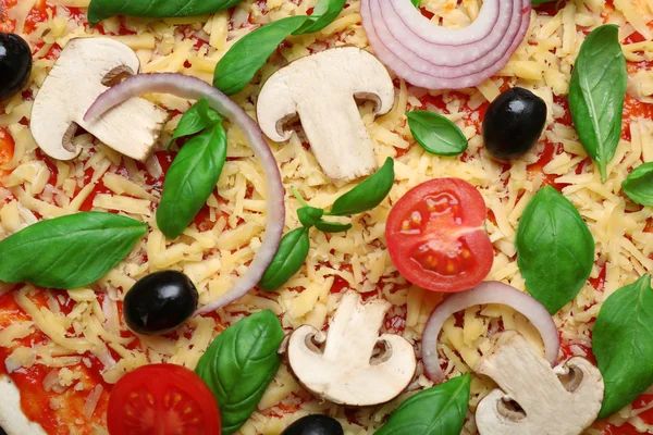 Ruwe pizza met groenten close-up — Stockfoto