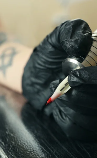 Tatuaggio artista al lavoro da vicino — Foto Stock