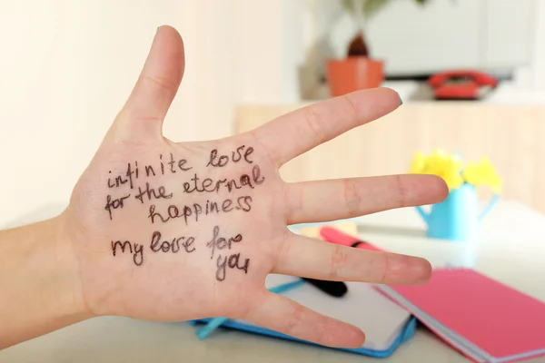 Mano femminile con messaggio scritto — Foto Stock