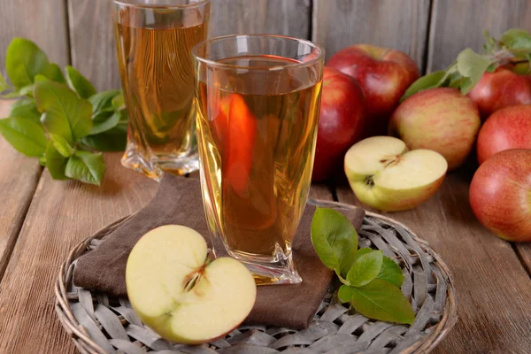 Glasses of apple juice on wooden background — Stock Photo, Image