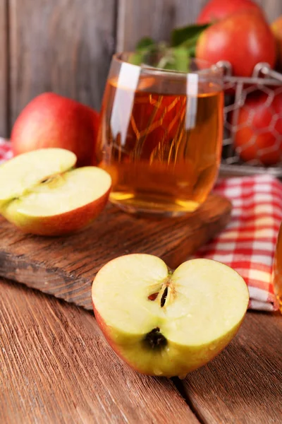 Verre de jus de pomme sur fond en bois — Photo