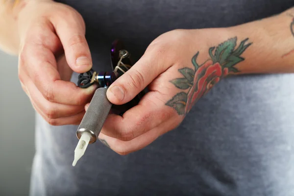 Ręka tatuaż artysty z maszynka do tatuażu, zbliżenie — Zdjęcie stockowe