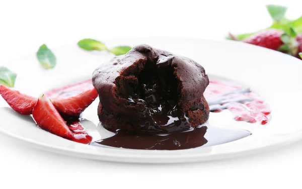 Schokoladenfondant mit Erdbeeren auf weißem Teller, Nahaufnahme — Stockfoto