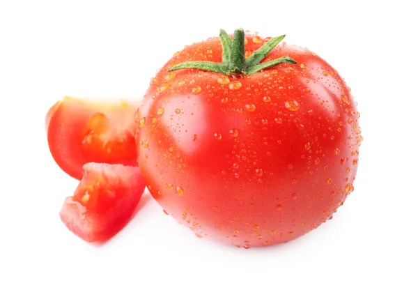 Färska tomater med droppar isolerad på vit — Stockfoto