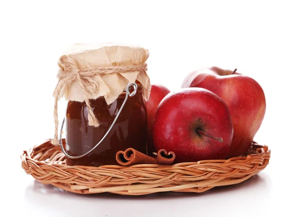 Apple jam in jar and fresh red apples isolated on white — Stock Photo, Image