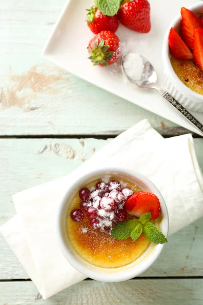 Creme brulee tatlısı peçeteye renk ahşap arka plan üzerinde taze çilek Çilek ile — Stok fotoğraf