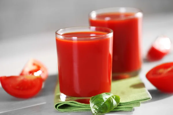 Jugo de tomate y tomates frescos en primer plano de mesa de madera — Foto de Stock