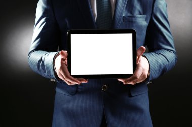 Adam holding tablet koyu arka plan üzerinde