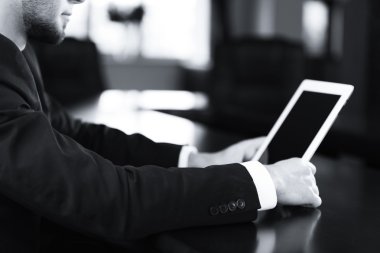 İşadamı tablet ofis, closeup ile çalışma