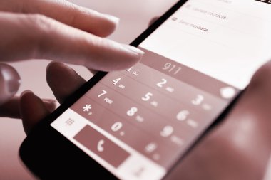 Smartphone cep telefonu ile parmak dokunmatik numarasını bir arama yapmak, yakın çekim için