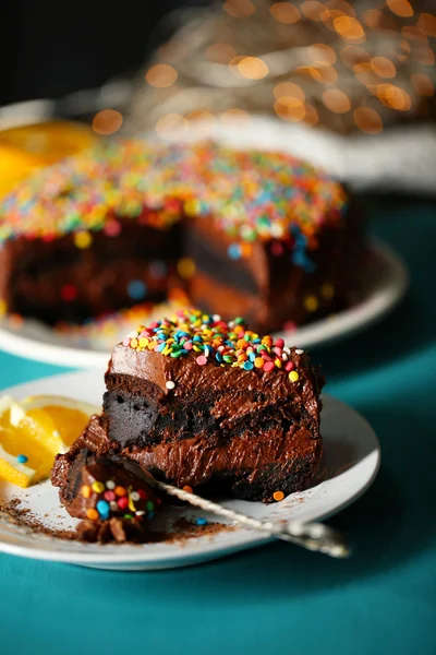 Gâteau au chocolat sur la table, gros plan — Photo