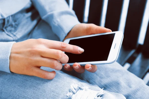 Woman with mobile phone, outdoors — Stock Photo, Image