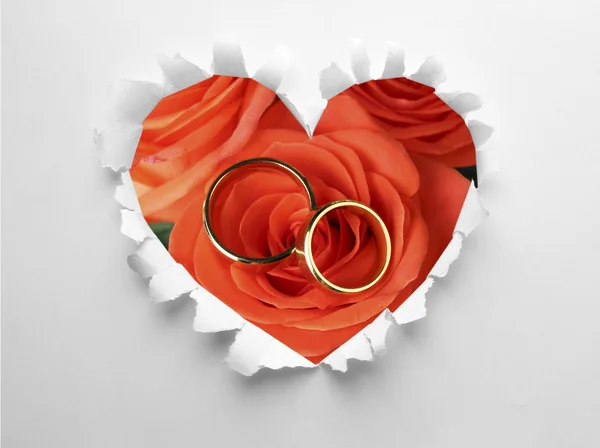 Σχισμένο χαρτί τρύπα σε σχήμα καρδιάς με τριαντάφυλλα παρασκήνιο στο εσωτερικό — Φωτογραφία Αρχείου