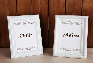 Ahşap duvar arka plan üzerinde ahşap yüzey üzerinde fotoğraf çerçeveleri