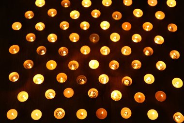 Kara günü yanan mumlar