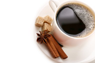 Beyaz üzerine izole edilmiş bir fincan kahve.