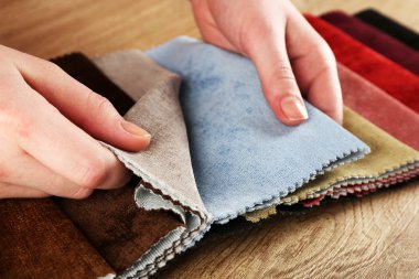 Tablo renkli doku artıkları yakın çekim kadın seçer