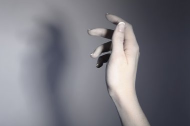 renkli arka plan üzerinde el