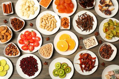 farklı ürünler üzerinde daireler ahşap tablo, üstten görünüm