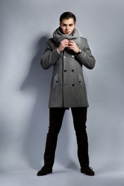 ceket gri arka plan üzerinde genç adam