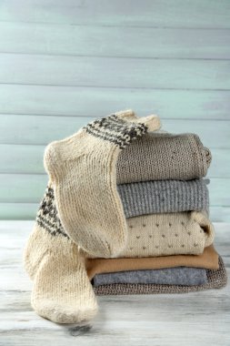 Ahşap arka plan üzerinde elbise örgü