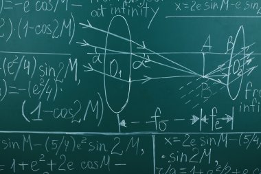 Kara tahta arka plan üzerinde matematik formülleri