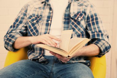 genç adam, yakın çekim, üzerinde kitap açık renkli okuma