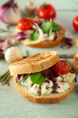 Ahşap masa üzerinde lezzetli sandviçler yakın çekim