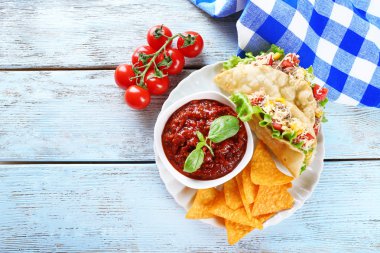 lezzetli taco cips cips ve masada tabakta sebze yakın çekim