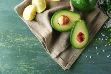 avokado, salatalık, biber ve limon kireç ahşap arka plan üzerine dilimlenmiş