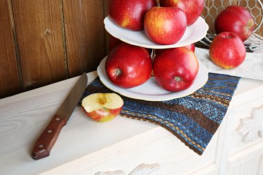 tepsi masanın üzerine hizmet üzerinde lezzetli olgun elma yakın çekim