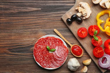 ahşap masa, üstten görünüm üzerinde pizza yemek pişirmek için malzemeler