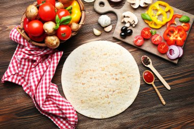 ahşap masa, üstten görünüm üzerinde pizza yemek pişirmek için malzemeler