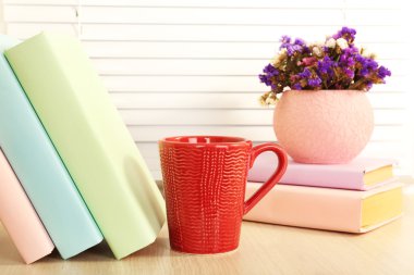 Kitaplar, kupa ve bitki üzerinde ahşap pencere, portre