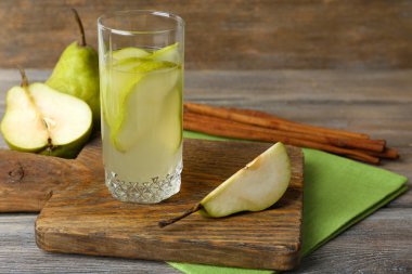 Armut Suyu taze meyve ve ahşap zemin üzerine tarçın ile