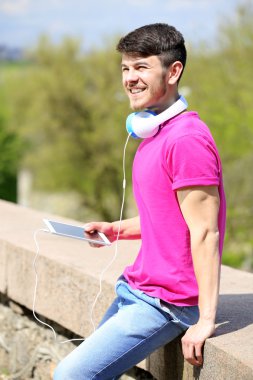 adam açık havada kulaklıklar ile