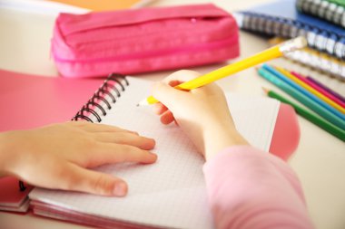 Çocuklar el üstünde defter vasıl okul sırası, portre çizim