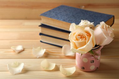 Taze Gül ahşap arka plan eski kitapları ile. Vintage kavramı