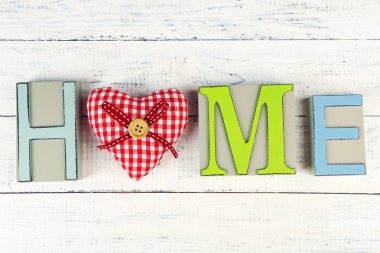 Dekoratif harf kelime dekoratif kalp ile ev ahşap arka plan üzerinde şekillendirme