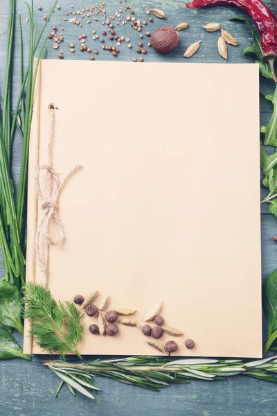 Page de livre de recettes avec différentes herbes sur fond en bois — Photo