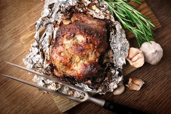 Deliciosa carne a la parrilla en la mesa — Foto de Stock