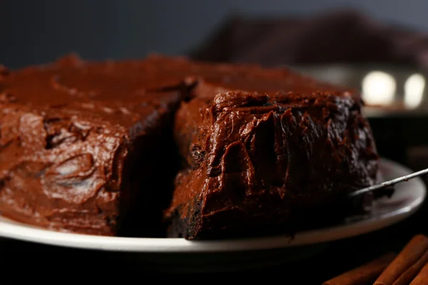 Pyszne czekoladowe ciasto na stole, szczelnie-do góry — Zdjęcie stockowe