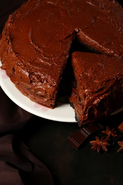 Leckerer Schokoladenkuchen auf dem Tisch, Nahaufnahme — Stockfoto