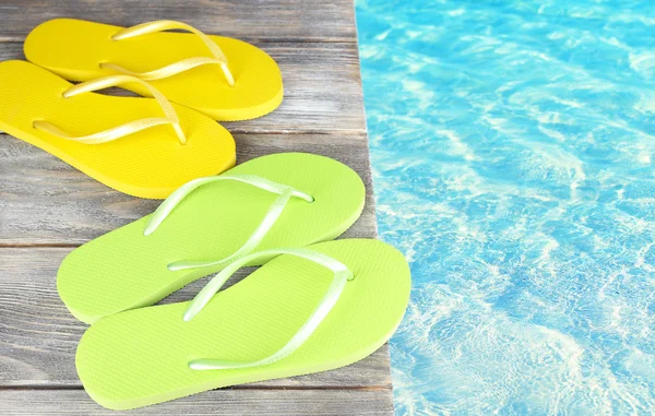 Färgglada flip-flops på trä strandpromenaden — Stockfoto