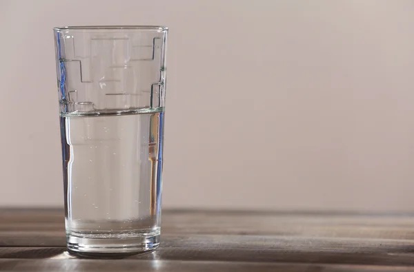 Склянка чистої мінеральної води — стокове фото
